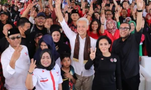 Calon Presiden (Capres) Ganjar Pranowo memgunjungi masyarakat di Kabupaten Bekasi dan Karawang untuk diajak berdialog