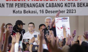 Dalam kunjungannya ke Pasar Kranggan Mas Kota Bekasi Capres Ganjar Pranowo bersama Ketua Umum Partai Perindo Hary Tanoesoedibjo