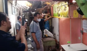 Arogan! Oknum Karyawan Perumda Pasar Juara Lakukan Perusakan MCK Pasar Astanaanyar Diduga akibat adanya perebutan pengelolaan fasilitas MCK Pasar Astanaanyar Kota Bandung, pengrusakan oleh oknum Perumda Pasar Juara