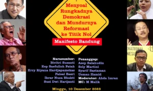 Sejumlah tokok memberikan kartu merah bagi Presiden Jokowi akibat runtuhnya demokrasi dan mundurnya reformasi Tanah Air.