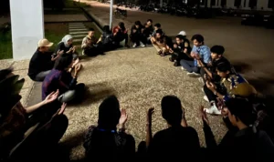 Nyatakan Sikap, Mahasiswa Cirebon Dukung Praperadilan Firli Bahuri Sejumlah Mahasiswa di Cirebon menggelar deklarasi pernyataan sikap dengan memberikan dukungan dan doa kepada Firli Bahuri di Halaman Gedung Kesenian Kota Cirebon, Jawa Barat, Minggu 17 Desember 2023 malam.