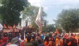 Ilustrasi: Para buruh berdemo menuntut kenaikan UMK di Jawa Barat 2024.