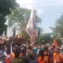 Ilustrasi: Para buruh berdemo menuntut kenaikan UMK di Jawa Barat 2024.