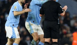 Momen pemain Manchester City melakukan protes keras kepada wasit, Simon Hooper.