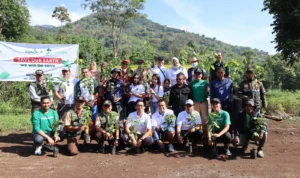 Hotel Grand Cokro Premier Kota Bandung bekerjasama yayasan lindungi hutan bekerjsama melakukan penghijauan dengan menanam bibit pohon Alpukat