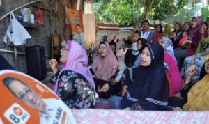 Warga Cisaranten Kulon Kecamatan Arcamanik saat mengantre untuk membeli minyak murah dan pemeriksaan kesehatan gratis, Sabtu (2/12).