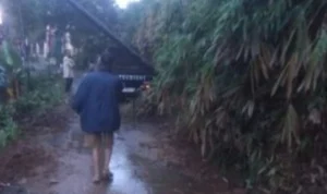 Petugas BPBD KBB dibantu masyarakat secara swadaya saat mengecakuasi material longsor di Lembah Nendeut, RT 01 RW 03, Desa Sadangmekar, Kecamatan Cisarua, Kabupaten Bandung Barat (KBB). Senin (4/12). Foto petugas BPBD KBB