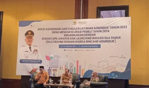 Ketua Komisi A DPRD Kota Bandung, Rizal Khairul (kiri) saat menghadiri rapat koordinasi dan evaluasi layanan Adminduk tahun 2023 (Sadam Husen / JE)