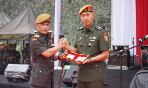 Danpussenarmed Mayjen TNI M. Naudi Nurdika, S.IP., M.Si., M.Tr.(Han) saat Penyerahan Penghargaan (Mong)