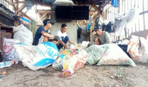 Bank Sampah Cisangkuy Lestari di Kampung Cibintinu, Desa Sukasari, Kecamatan Pameungpeuk, Kabupaten Bandung telah berhasil mengelola limbah ruma tangga, dengan dukungan kerjasama oleh Subsektor 5 Sektor 21 Citarum Harum. (Yanuar/Jabar Ekspres)