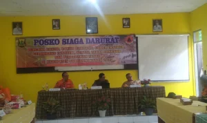 Daerah Rawan Bencana, Kabupaten Sukabumi Dapat Hibah Rp250 Juta dari BNPB Kepala BNPB Letjen TNI Suharyanto (tengah), di dampingi oleh wakil bupati Sukabumi (kanan) , dan Kalak BPBD Kabupaten Sukabumi (kiri). Riki/Jabar Ekspres.