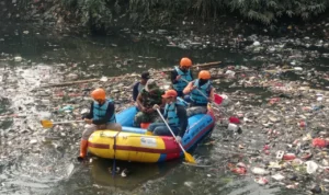 Antisipasi Bencana Banjir, JRN Bersihkan Sampah di Sungai Cicukang Bandung