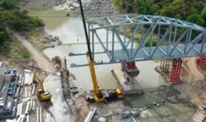 Jembatan Sungai Cilutung yang menghubungkan Kabupaten Sumedang dan Kabupaten Majalengka terus dikebut.