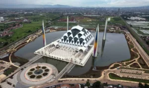 Masjid Raya al Jabbar, salah satu destinasi wisata unggulan di Bandung Timur.