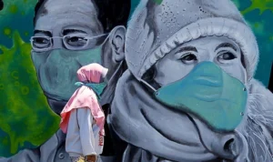 Ilustrasi: Seorang wanita di Kota Bandung mengenakan masker saat ke luar rumah di masa Covid-19.