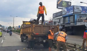 Dua Tumpukan Sampah Sempat Hiasi Jalan Raya Bandung-Garut Berhari-Hari, Pemerintah Ambil Tindakan Dua Tumpukan Sampah Sempat Hiasi Jalan Raya Bandung-Garut Berhari-Hari, Pemerintah Ambil Tindakan