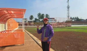 Salah seorang warga sedang menikmati Lapangan Kukusan, Kota Depok (28/12).