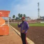 Salah seorang warga sedang menikmati Lapangan Kukusan, Kota Depok (28/12).