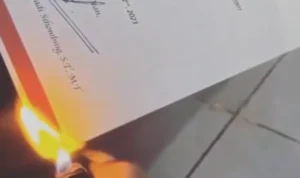 VIRAL! Gegara Tak Kembalikan Helm, Pelaku Terduga Anak SMA Bakar Ijazah Asli