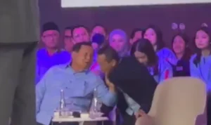 Viral! Prabowo Tarik Jaket Menteri Bahlil saat Debat Cawapres Viral! Prabowo Tarik Jaket Menteri Bahlil saat Debat Cawapres