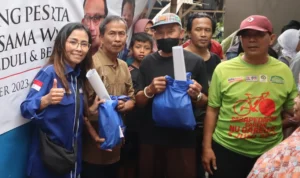 Sebagai bentuk wujud kepedulian kepada masyarakat, DPD Partai Demokrat Jawa Barat, memberikan 250 paket sembako kepada warga Kota Cimahi.