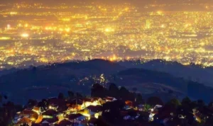 Ilustrasi: City light Bandung dari tempat kemah.