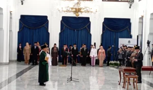 Dok. Pj Gubernur Jabar saat lantik 3 Kepala Daerah yakni Bupati Karawang, Pj Bupati Kuningan, dan Pj Wali Kota Banjar. Senin (4/12). Foto. Sandi Nugraha.