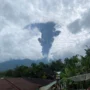 Penampakan erupsi Gunung Marapi dari Kecamatan Ampek Angkek, Kabupaten Agam (3/12) siang.