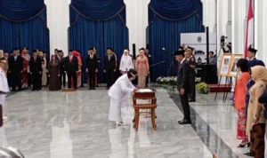 Pj Gubernur Jawa Barat, Bey Triadi Machmudin saat melantik Kepala Dinas Sosial Provinsi Jawa Barat, Hj. Ida Wahida Hidayati menjadi Pj Wali Kota Banjar di Gedung Sate, Senin 4 Desember 2023.