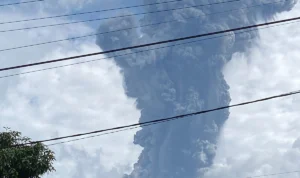 Warga Ampek Angkek Belum Melihat Matahari Akibat Erupsi Gunung Marapi Erupsi Gunung Marapi yang terlihat dari Ampek Angkek, Kabupaten Agam (3/12).