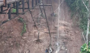 Jembatan penghubung Kampung Lewiorok RT 12 RW 05, Desa Sundawenang, Kecamatan Parungkuda, Kabupaten Sukabumi menuju Kampung Bojongsari RT 01 RW 01, Desa Cibunarjaya, Kecamatan Ciambar, Kabupaten Sukabumi ditutup sementara akibat longsor (3/12).