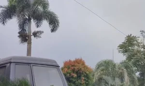 Pemandangan Gunung Marapi yang tertutup kabut dari salah satu sudut MAN 2 Kota Padang Panjang (5/12).