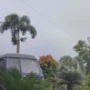 Pemandangan Gunung Marapi yang tertutup kabut dari salah satu sudut MAN 2 Kota Padang Panjang (5/12).