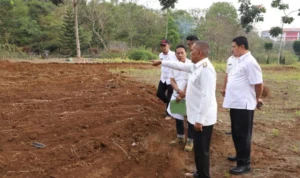 Pj Bupati Bandung Barat didampingi Kadisdik KBB saat meninjau lokasi miniatur kabah.