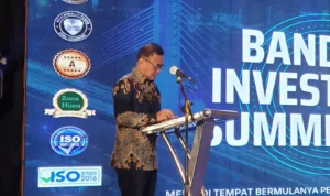 Kepala Dinas Penanaman Modal dan Pelayanan Terpadu Satu Pintu (DPMPTSP) Kota Bandung, Ronny Ahmad Nurudin saat membuka Bandung Investment Summit 2023, di Trans Luxury Hotel, pada Selasa (5/12).