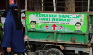 Gerobak sampah yang digunakan untuk mengangkut sampah kecamatan di Kota Bandung.