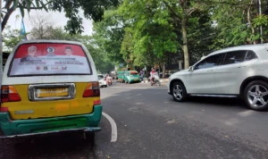 Angkot jadi Sarang Stiker Kampanye, Bawaslu Kota Bandung Tak Melarang? Angkot jadi Sarang Stiker Kampanye, Bawaslu Kota Bandung Tak Melarang?