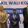 Pj Wali Kota Banjar, Ida Wahida Hidayati (tengah), Ratu Ilma Rahmi (kiri), dan suaminya saat menghadiri serah terima jabatan Wali Kota dan Wakil Wali Kota Banjar di Aula Setda Kota Banjar (4/12).