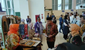 INTERAKSI: Pj Gubernur Jabar, Bey Triadi Machmudin saat berdialog dengan para pelaku UMKM di Bandara Kertajati belum lama ini.