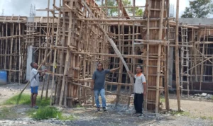 Pekerja kontruksi pembangunan Kantor Badan Pusat Statistik (BPS) Kota Banjar berada di depan area pembangunan yang baru mencapai 30 persen, Senin 11 Desember 2023.
