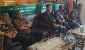 MENGELUH: Kontraktor kabur, pekerja kontruksi serta penyuplai material bangunan Kantor BPS Kota Banjar mendatangi Kantor BPS Kota Banjar di Desa Balokang, Senin 11 Desember 2023.