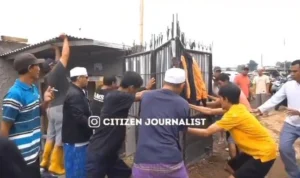 Warga Cileungsi sedang menggeruduk tempat pemotongan babi ilegal.