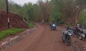 Ilustrasi: Jalan Penghubung Kabupaten Bandung dan Sumedang, tepatnya di wilayah Desa Tenjolaya, Kecamatan Cicalengka yang sempat jadi sorotan karena tertutup lumpur proyek usai hujan beberapa waktu lalu.