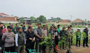 Apa Alasan Kecamatan Pameungpeuk Bandung Tanam 1200 Pohon? Forkopimcam Pameungpeuk saat melakukan penanaman 1200 pohon.