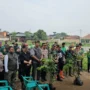 Forkopimcam Pameungpeuk saat melakukan penanaman 1200 pohon.