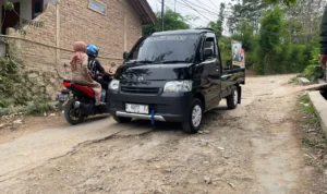 Warga Desa Narawita Cicalengka Pasang Baliho Sebagai Bentuk Protes Jalan Rusak