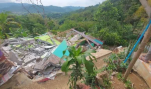 Sejumlah rumah di Kampung Tegalkaso, Kabupaten Sukabumi hancur akibat pergerakan tanah.