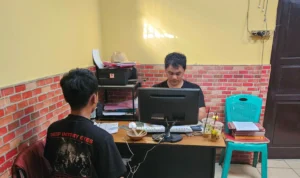 Pihak kepolisian Sukabumi saat melakukan pemeriksaan terhadap pelaku, SSF (18).