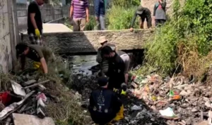 Gerakan Rahayu Genahkeun saat lakukan bersih-bersih sampah di beberapa selokan di Desa Rahayu, Kecamatan Margaasih, Kabupaten Bandung. Foto Tangkapan layar video