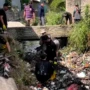 Gerakan Rahayu Genahkeun saat lakukan bersih-bersih sampah di beberapa selokan di Desa Rahayu, Kecamatan Margaasih, Kabupaten Bandung. Foto Tangkapan layar video